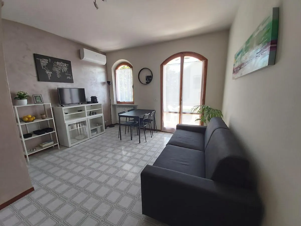 Bilocale a 100m dal lago in residence con piscina. Peschiera del Garda 0*,