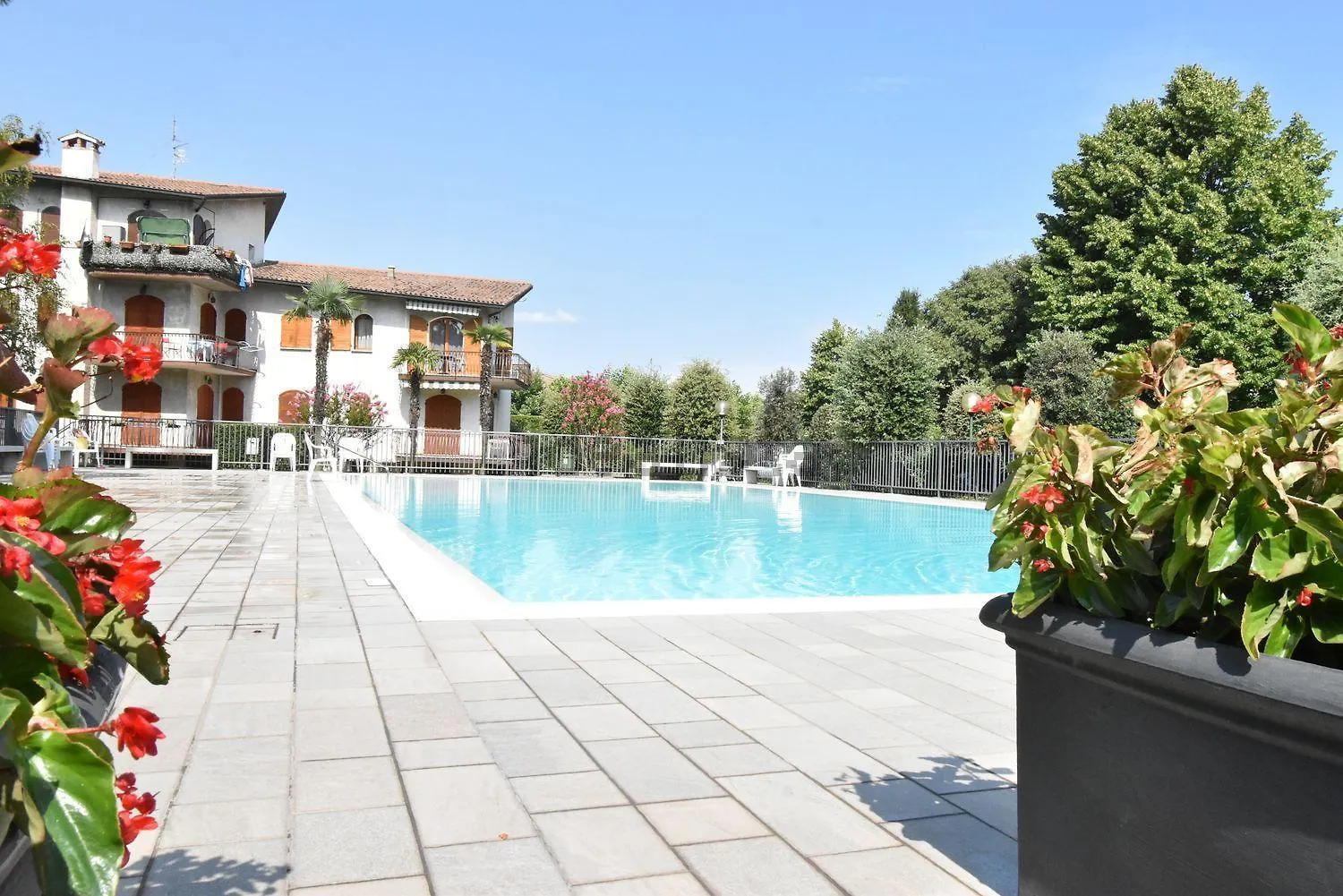 Apartment I Limoni Bilocale In Residence Con Piscina Peschiera del Garda