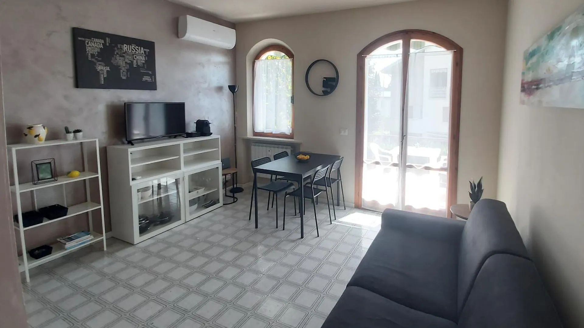 Bilocale a 100m dal lago in residence con piscina. Peschiera del Garda Italia