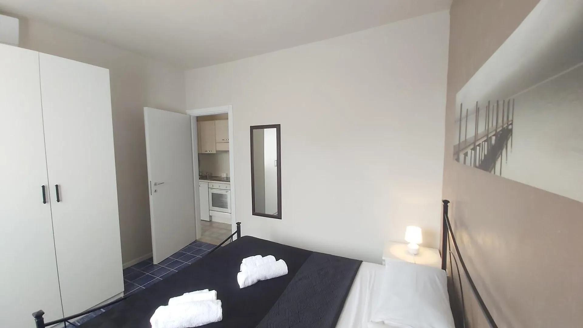 Bilocale a 100m dal lago in residence con piscina. Peschiera del Garda
