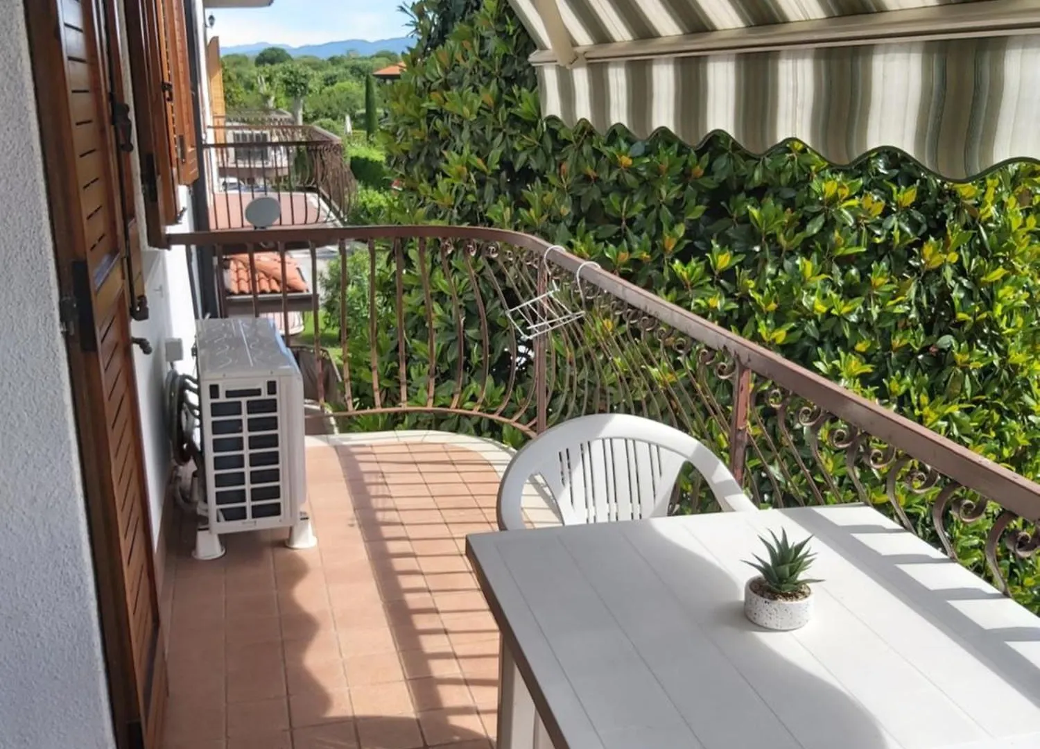 Bilocale a 100m dal lago in residence con piscina. Peschiera del Garda