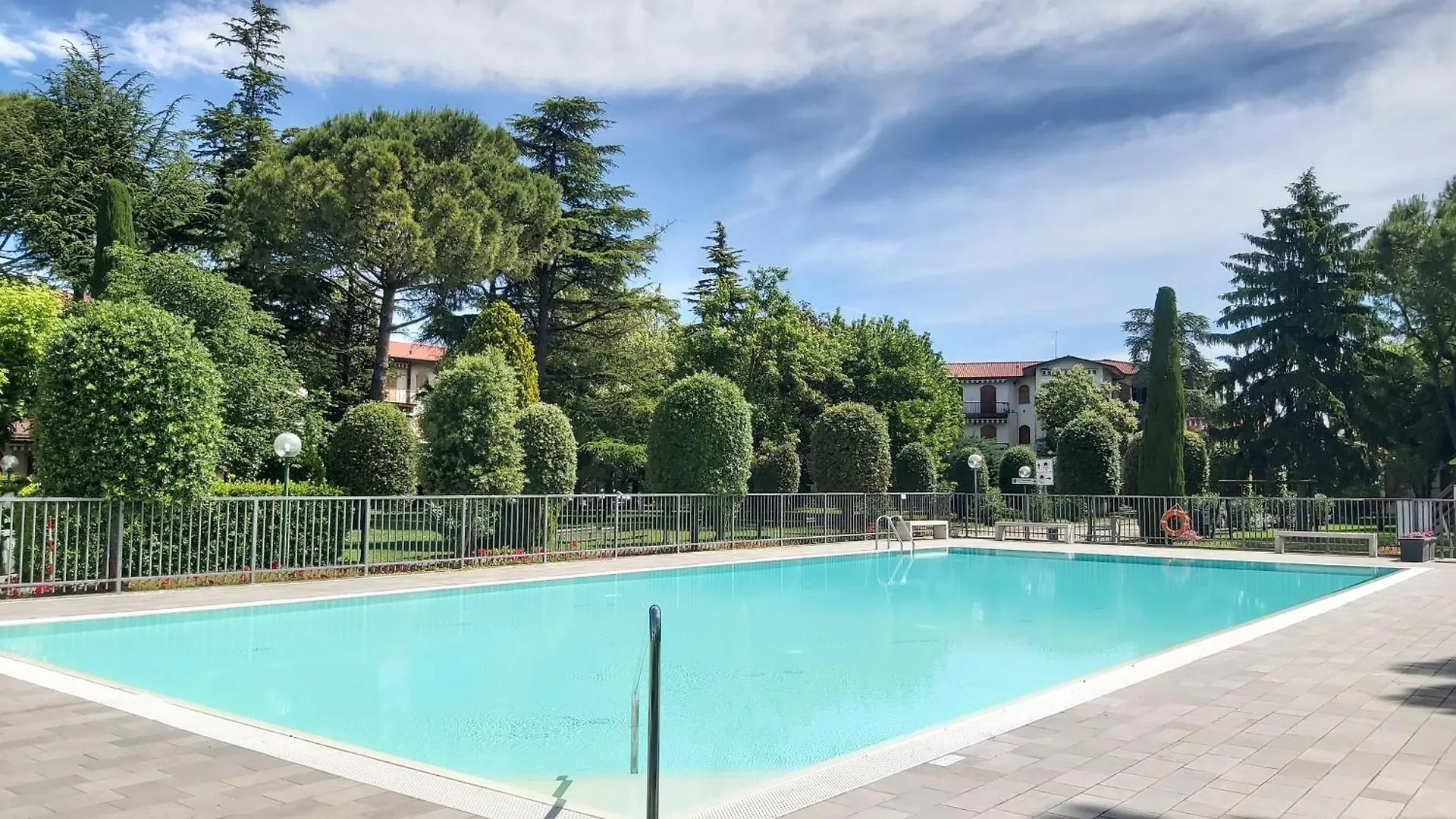 Bilocale a 100m dal lago in residence con piscina. Peschiera del Garda