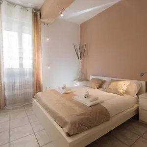 Appartamento Viale Della Repubblica Free Parking E Wifi 1 Minute To Garda, Peschiera del Garda